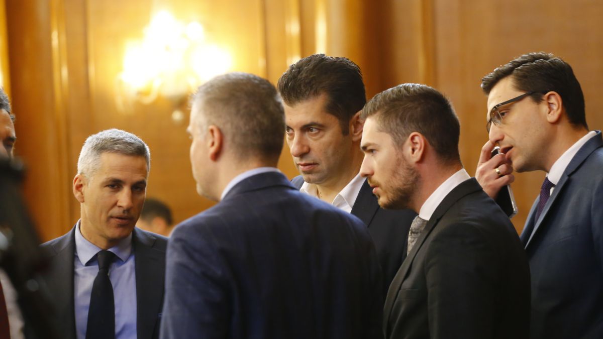 Кирил и Асен забиха България на дъното на демокрацията, класация го доказва