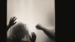 Невиждан екшън в Пловдив! Мъж отвлече и би непълнолетно момиче, прободе я с отвертка, то скочи в движение по бельо