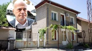 Сърцето на Слави се къса! Ето какво ще се случи с родната му къща СНИМКА