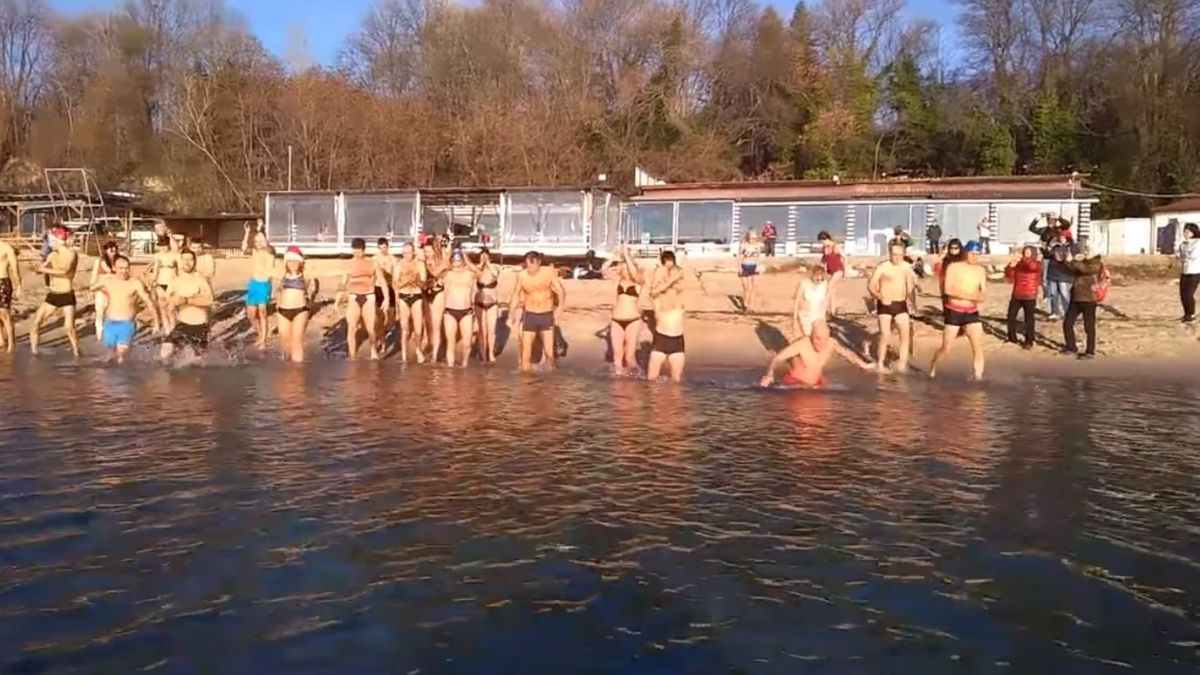 Десетки ентусиасти захвърлиха дрехи на варненския плаж и... ВИДЕО 