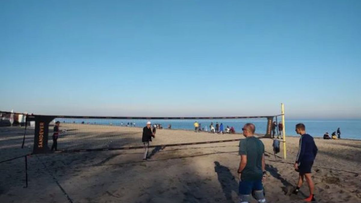 Бургаският плаж почерня от народ насред януари СНИМКИ 