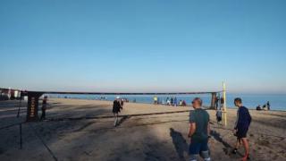 Бургаският плаж почерня от народ насред януари СНИМКИ 