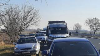 Арестуваха служител на МВР, превозвал 31 мигранти СНИМКИ