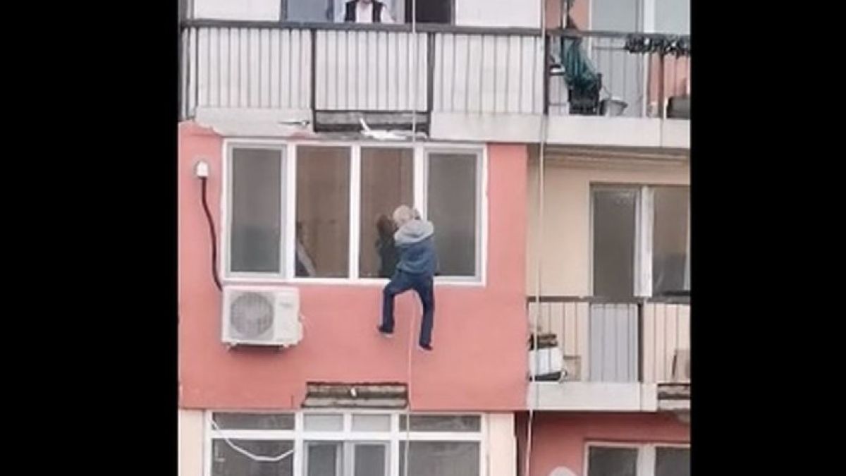Невиждан екшън в Оряхово! Мъж бяга от полицията с въже от 6-ия етаж на блок ВИДЕО