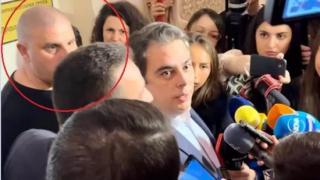 Асен и Кирил като босове на мутри, с дебеловрата лична охрана в парламента БЛИЦ TV