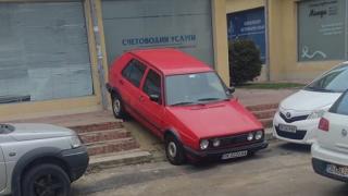Феномен: Перничанин с "Голф" показа на софиянци как се паркира в "Овча купел" СНИМКА