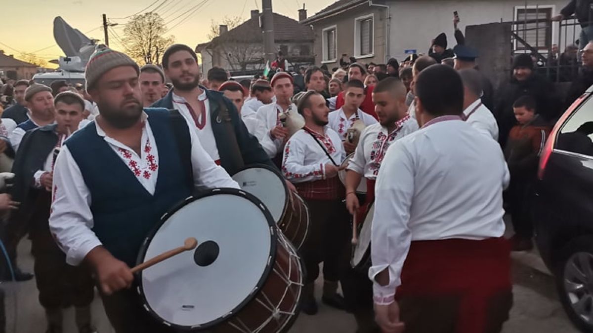 Ще се просълзите: Ето кой извади кръста на Богоявление в Калофер СНИМКИ