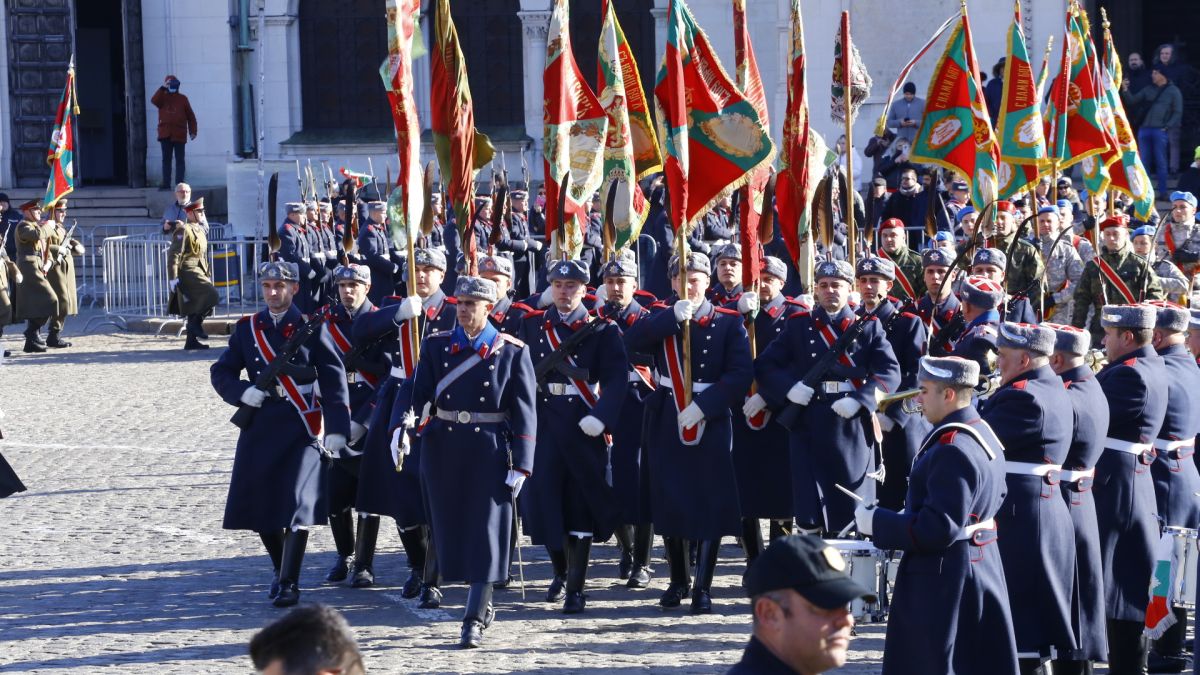 Осветиха тържествено бойните знамена в София, Рашидов връчи красив букет на... СНИМКИ