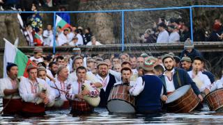 Момиче изригна срещу ритуала в Калофер: Всичко се превърна в панаир ВИДЕО