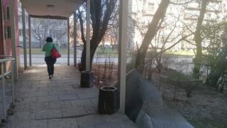 Хвърчаща ламарина едва не обезглави пловдивчанка СНИМКИ 