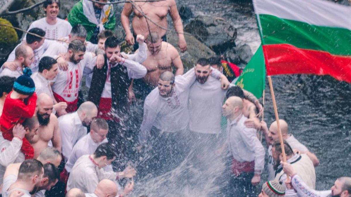 Изненада: Яко мъжко хоро се изви в селска река на хвърлей от София СНИМКИ