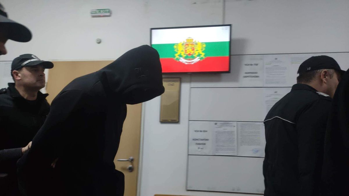 Ето го окован в белезници полицая, спипан да превозва мигранти на АМ "Тракия" СНИМКИ