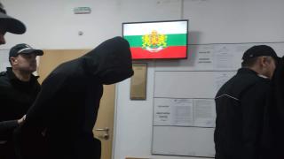 Ето го окован в белезници полицая, спипан да превозва мигранти на АМ "Тракия" СНИМКИ