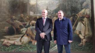 Иван Гешев онемя от картината "Харамии" и Дирекцията в Перник