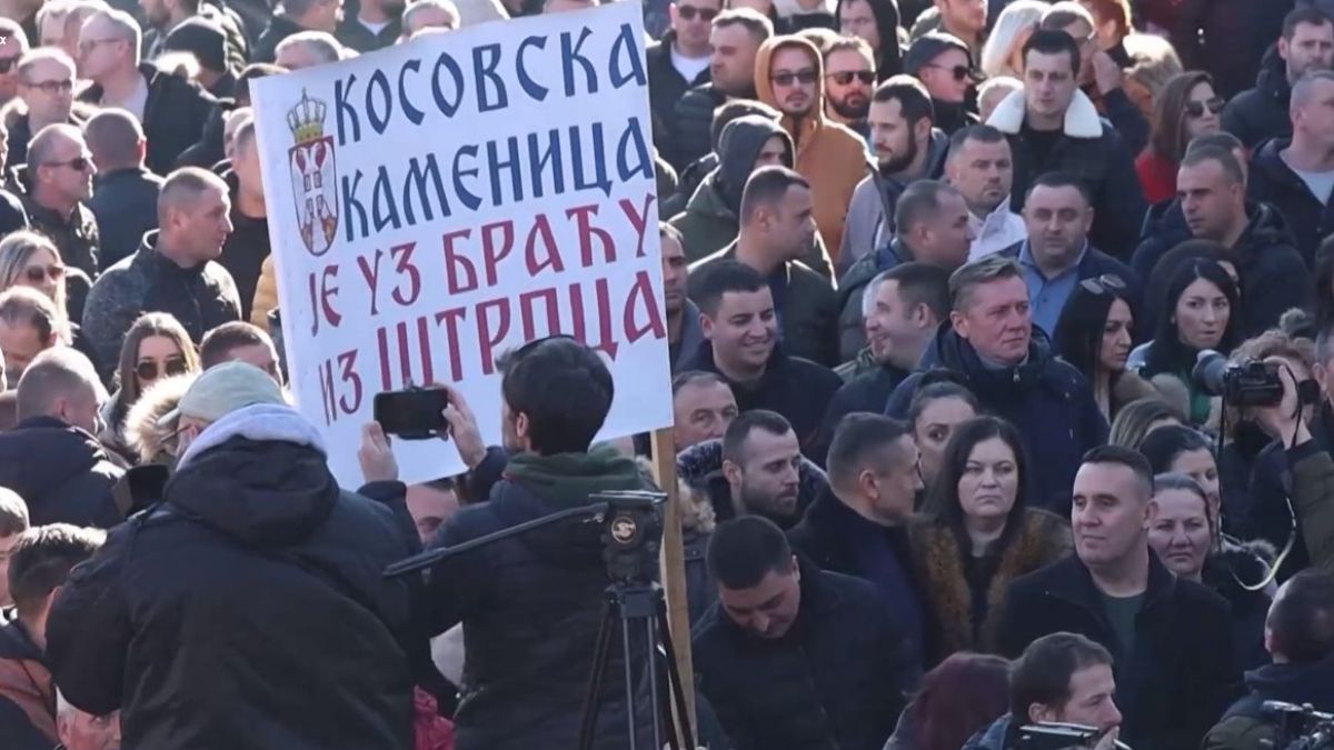 В Косовска Митровица ври и кипи, недоволни с тежки обвинения към Вучич 
