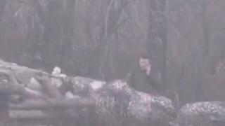 ВИДЕО от войната: Украински боец се изправи да пуши и бе застрелян от снайперист
