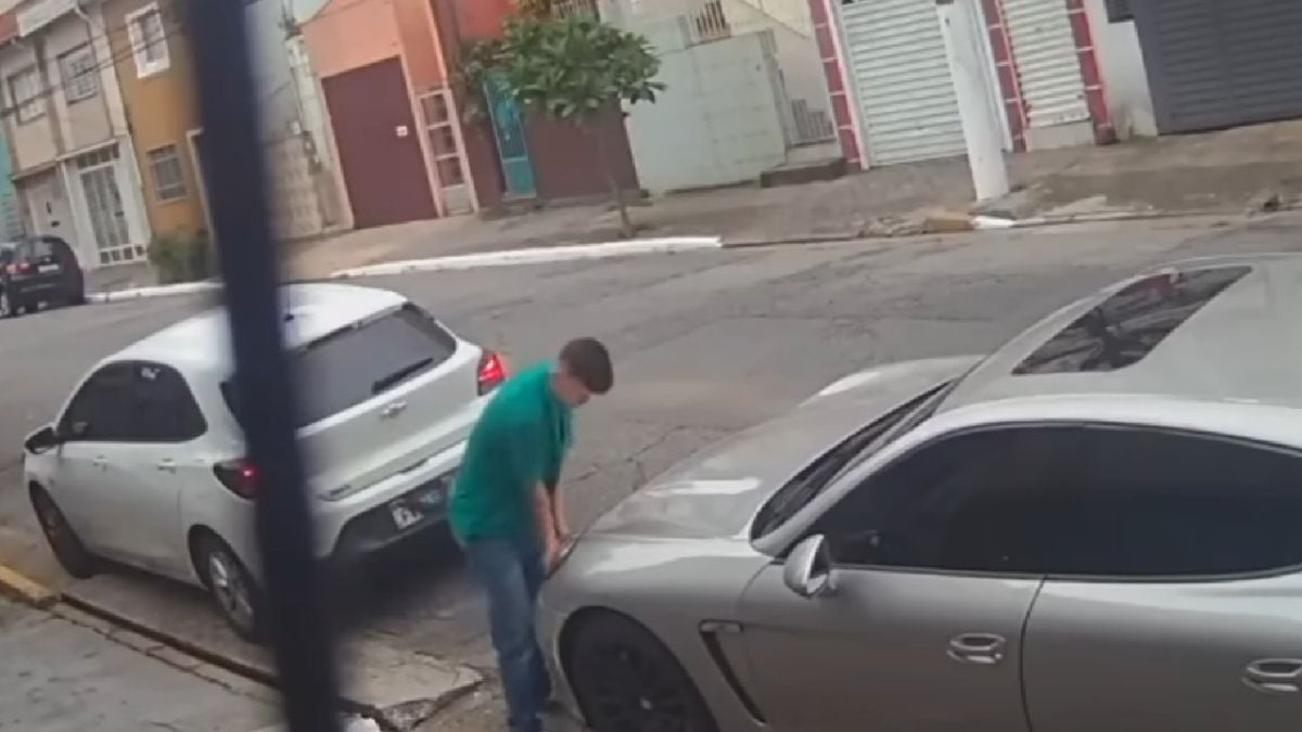 Апаш краде фаровете на Porsche Panamera за 10 секунди ВИДЕО