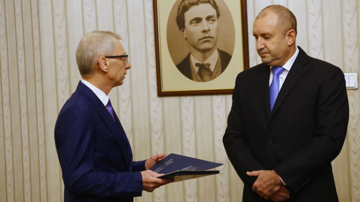 Денков и Василев с наведени глави при Радев, президентът ги посрещна с неудобен въпрос