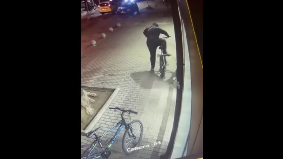 Мрежата кипи заради гадняр, задигнал велосипеда на дете! ВИДЕО