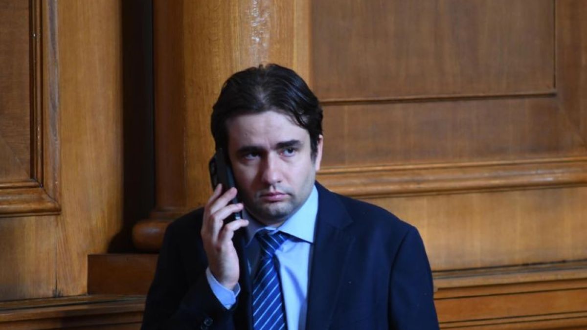 Министър на Петков истеряса, руснаци и китайци ни следели в метрото в София