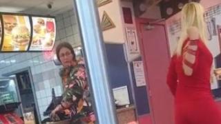 Емили Тротинетката налита с юмруци на дете СНИМКИ 