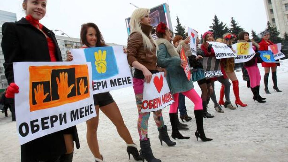 За украинките е страшно: сводници и разпространители на порно ги налазиха яко
