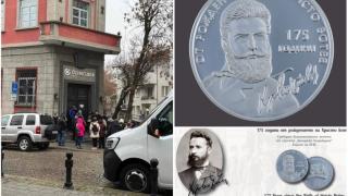 Какво става в Пловдив!? Огромни опашки пред банките СНИМКА