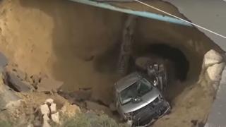 Огромна дупка погълна коли в Калифорния ВИДЕО