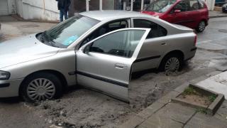 Улица налапа жена барабар с колата ѝ в Сливен СНИМКА