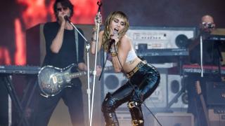 Световноизвестна певица гола под душа, наднича ци*а ВИДЕО 18+