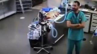 Лекар искаше да се пошегува с колежката си, но не очакваше това, което го застигна! ВИДЕО