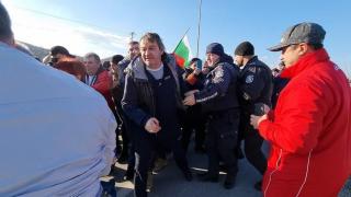 Напрежение на АМ "Струма" - движението е спряно, стотици хора са на платното СНИМКИ