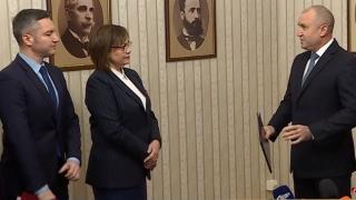 Радев посрещна Нинова, но вместо папка, първо ѝ връчи... БЛИЦ TV