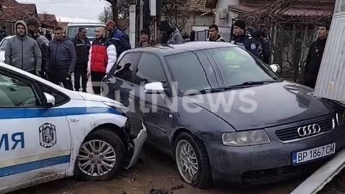 Появи се ексклузивно ВИДЕО как полицейският шеф удря нарочно с патрулка ромската кола в Бяла Слатина