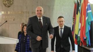 Министър на Орбан дойде в София и удари рамо за бежанските орди на границата