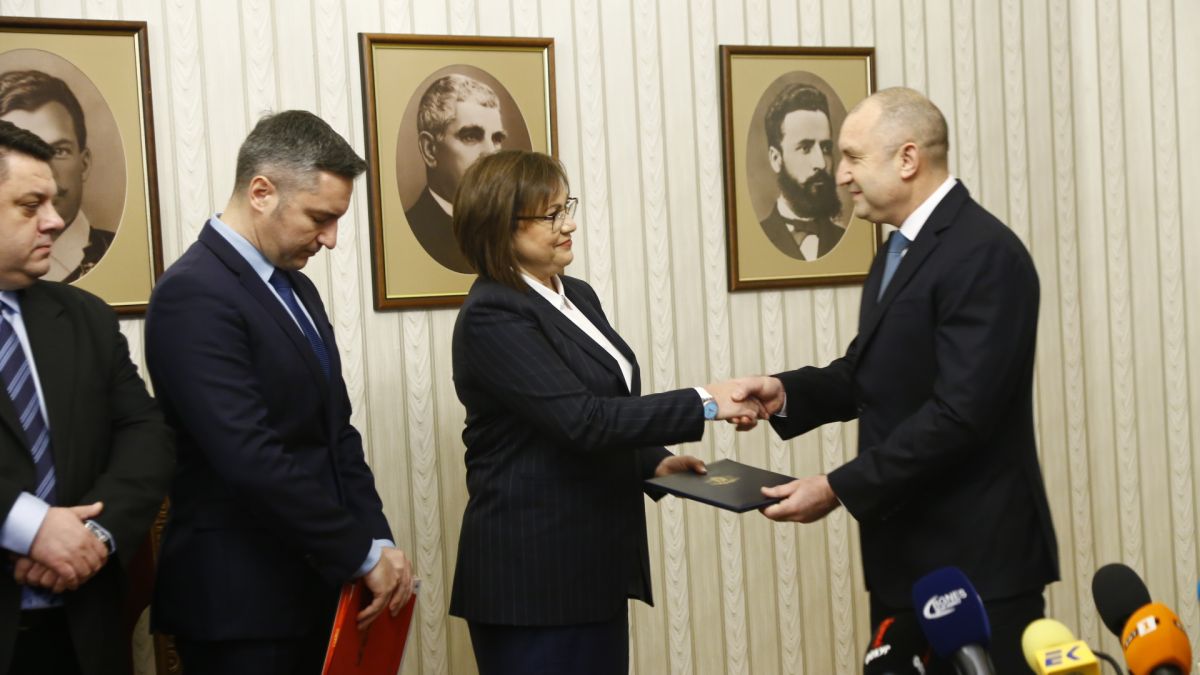 Политолози разкриха незабелязан детайл от срещата на Нинова и Радев