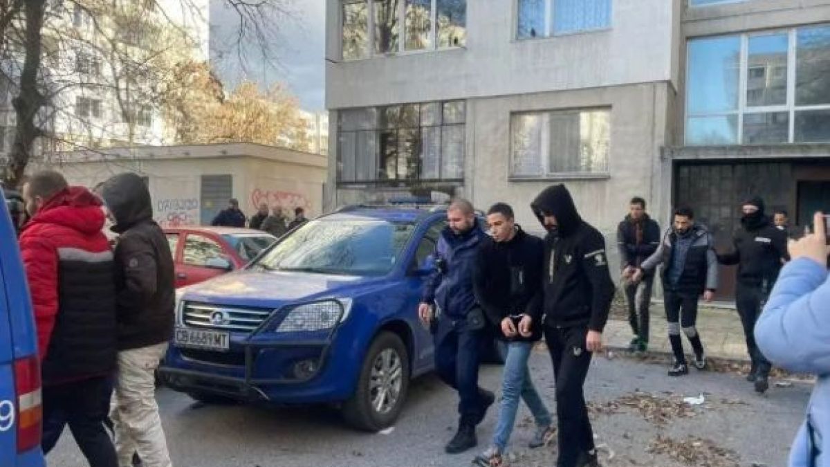 Полицаи изкараха нелегални мигранти от апартамент в София СНИМКИ