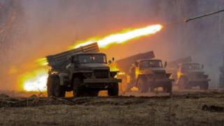 ВИДЕО от войната: Руски артилеристи засипват с огън ВСУ край Мариинка