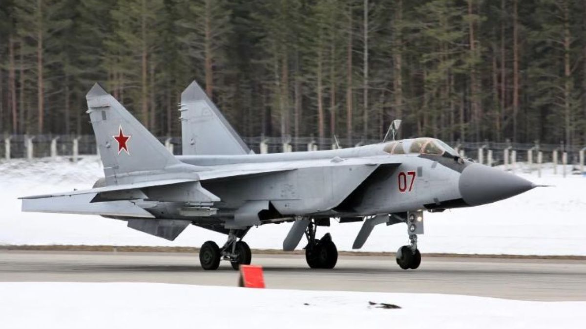Изтребител МиГ-31К с "Кинжал" пламна в небето над Беларус, в цяла Украйна е обявена въздушна тревога