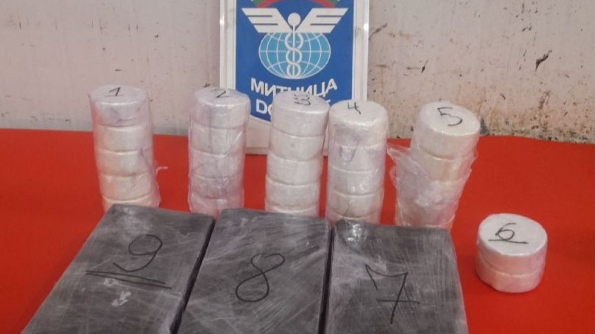 Митничари направиха голям удар в турски тир, а шофьорът... СНИМКА