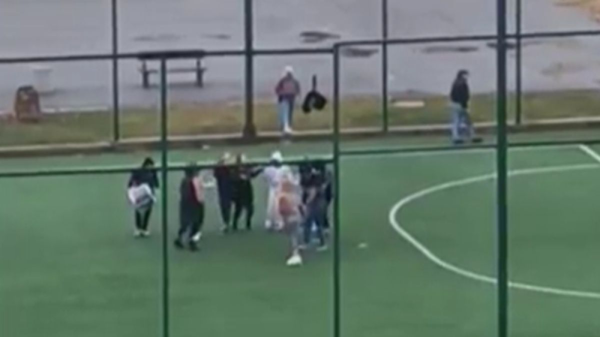 Мрежата пламна заради стореното от деца под дъжда в Перник ВИДЕО