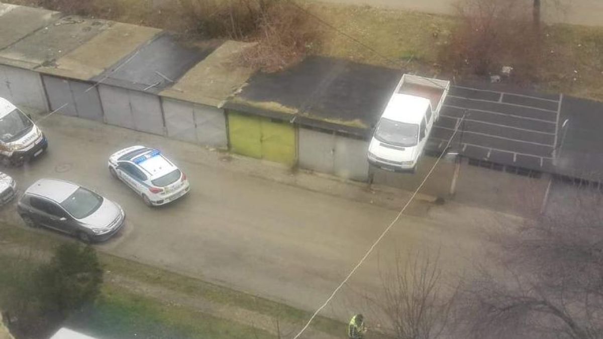 Кола направи невъобразима маневра в Търново, всички се чудят: Как? СНИМКА