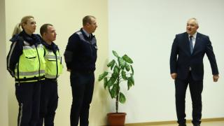 Връчиха парична награда на полицаите, отказали подкупа от 10 000 лв.