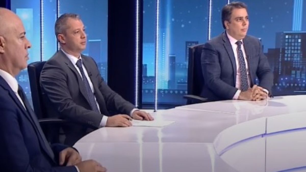 Делян Добрев попиля Василев: В Украйна умират хора, а ги карате да плащат на посредници и комисионни