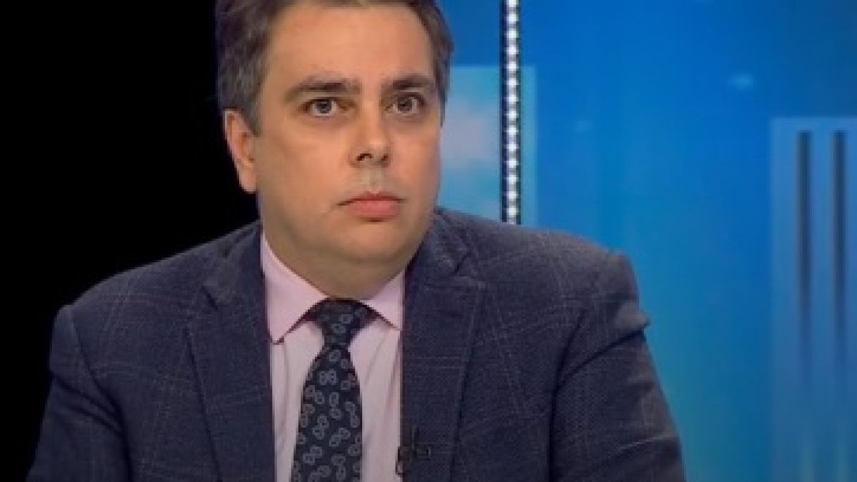 Асен Василев суче и маже за оръжието в Украйна, каза защо го крили 