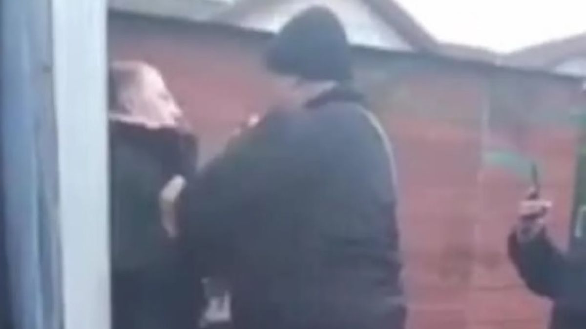 Зрелищни ВИДЕА от мобилизацията в Украйна как ловят мъже по улиците 