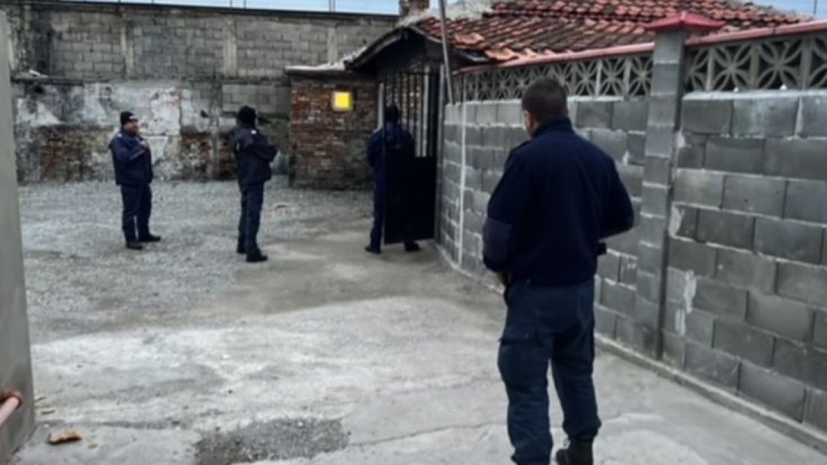 Извънредно! Почерня от полиция в Бургас, униформени влязоха в луксозен имот и... ВИДЕО