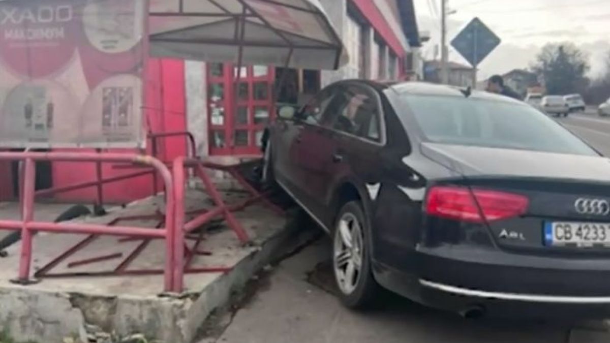 Ужас! Кола се натресе в магазин в София ВИДЕО