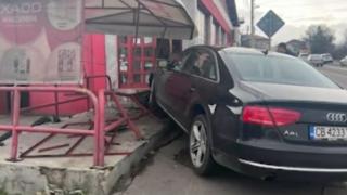 Ужас! Кола се натресе в магазин в София ВИДЕО