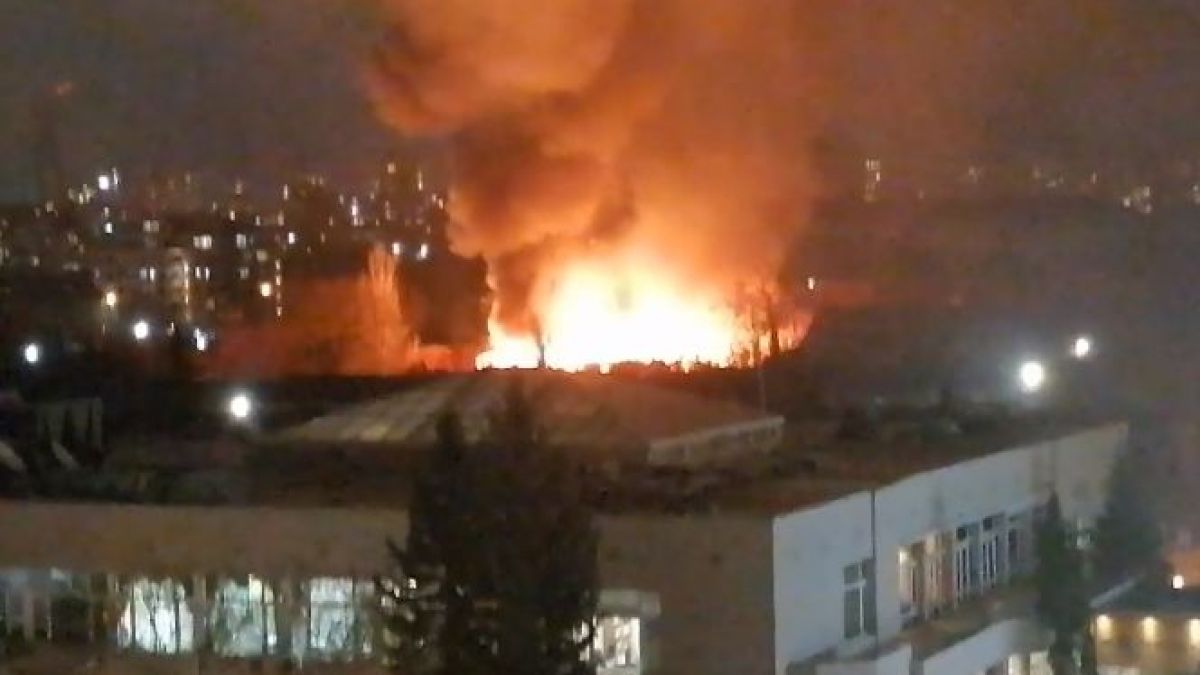 Огромен пожар посред нощ в София ВИДЕО 